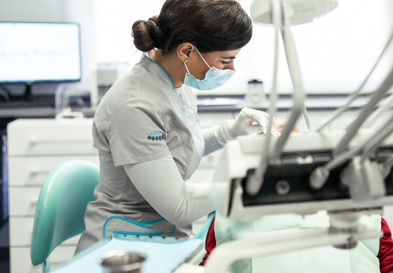 Doctora Segura Palau realizando un tratamiento dental en la clínica de Castellón