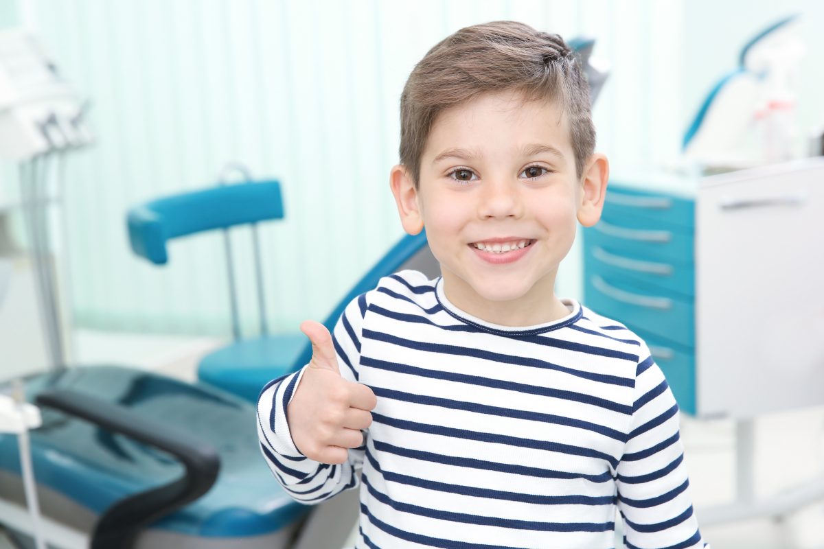 Niño contento en la clínica de la Doctora Palau